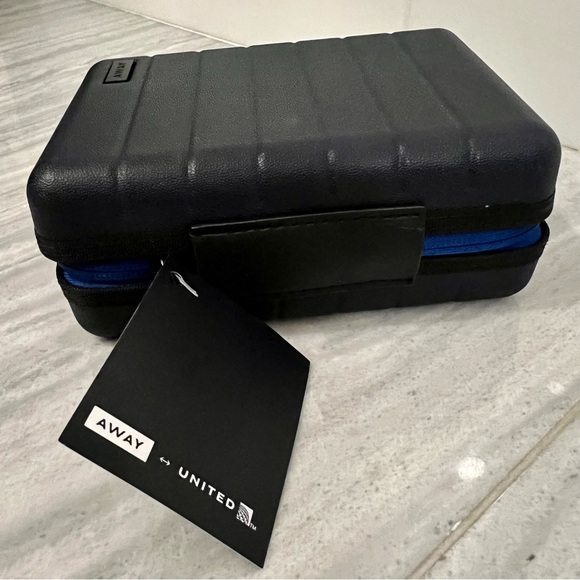 United Polaris Flight Away Travel Toiletry Amenities Kit - Picture 10 of 13